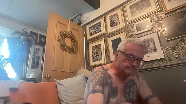 Snapshot of poggles chatting on July 14, 2026, 2:01 pm poggles online show from July 14, 2026, 2:01 pm