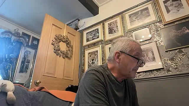 Snapshot of poggles chatting on April 3, 2026, 7:48 am poggles online show from April 3, 2026, 7:48 am