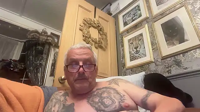 Snapshot of poggles chatting on July 16, 2026, 9:45 pm poggles online show from July 16, 2026, 9:45 pm