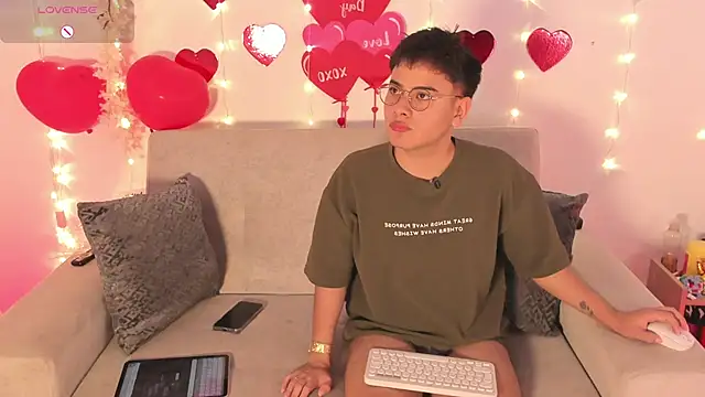 Snapshot of Young_Ben chatting on February 18, 2026, 12:08 am Young Ben online show from February 18, 2026, 12:08 am