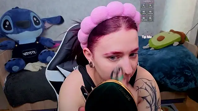 Snapshot of Mini_Lady1 chatting on February 18, 2026, 9:06 am Mini Lady1 online show from February 18, 2026, 9:06 am