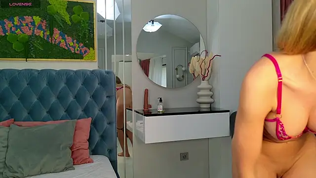 Snapshot of SiennaPierce chatting on March 21, 2026, 5:30 am SiennaPierce online show from March 21, 2026, 5:30 am