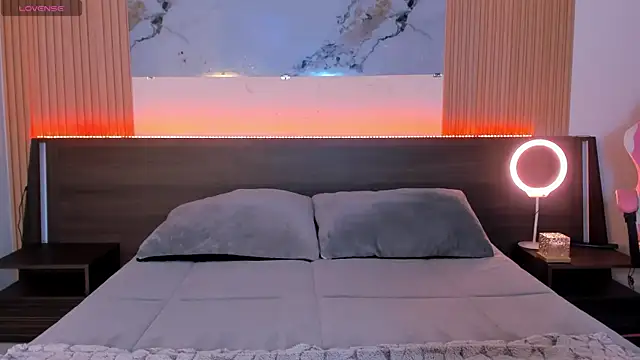 Snapshot of samanthaa_moon chatting on April 4, 2026, 9:43 pm samanthaa moon online show from April 4, 2026, 9:43 pm