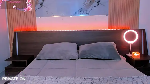 Snapshot of samanthaa_moon chatting on April 8, 2026, 11:06 pm samanthaa moon online show from April 8, 2026, 11:06 pm