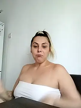 Snapshot of LarisseBelle chatting on September 10, 2025, 1:32 pm LarisseBelle online show from September 10, 2025, 1:32 pm