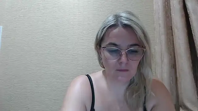 EleanoraDream online show from May 30, 2026, 4:56 pm