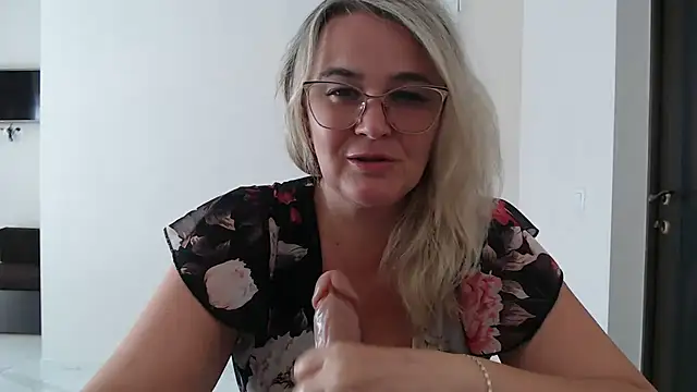 EleanoraDream online show from August 7, 2026, 1:28 pm