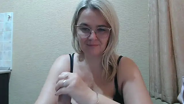 EleanoraDream online show from May 27, 2026, 7:05 am