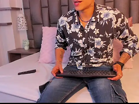 Snapshot of ZoeKrug chatting on March 25, 2026, 12:15 pm ZoeKrug online show from March 25, 2026, 12:15 pm