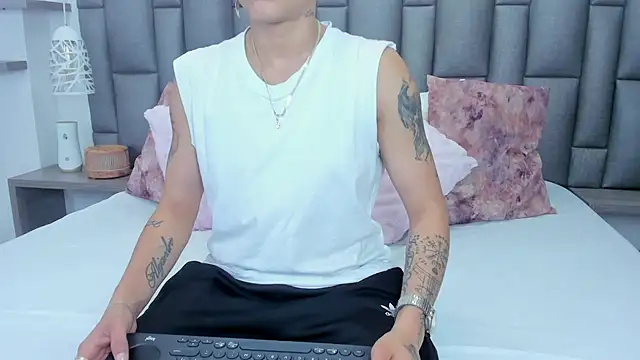 Snapshot of ZoeKrug chatting on February 20, 2026, 12:29 pm ZoeKrug online show from February 20, 2026, 12:29 pm