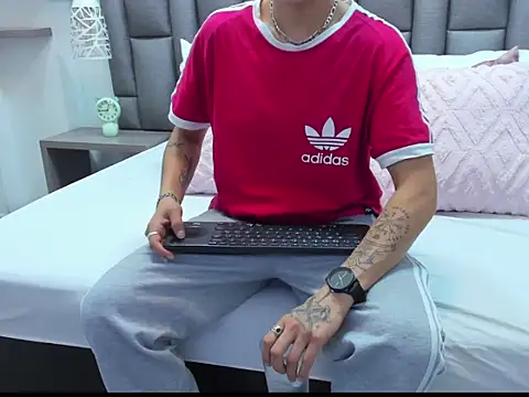 Snapshot of ZoeKrug chatting on March 24, 2026, 12:27 pm ZoeKrug online show from March 24, 2026, 12:27 pm