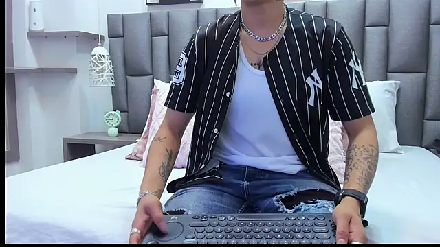 Snapshot of ZoeKrug chatting on March 11, 2026, 12:21 pm ZoeKrug online show from March 11, 2026, 12:21 pm