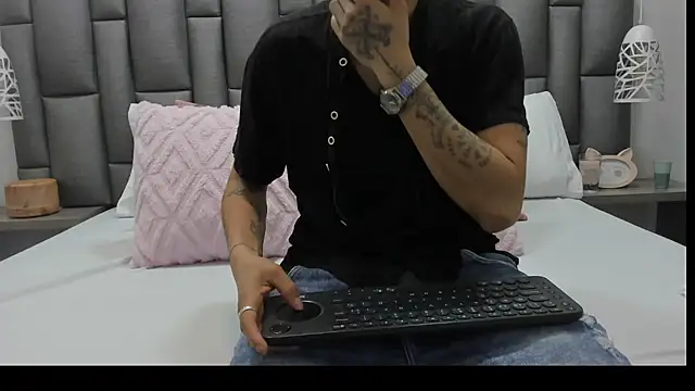 Snapshot of ZoeKrug chatting on March 4, 2026, 12:35 pm ZoeKrug online show from March 4, 2026, 12:35 pm