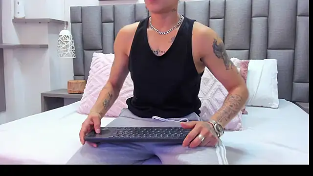 Snapshot of ZoeKrug chatting on March 9, 2026, 12:52 pm ZoeKrug online show from March 9, 2026, 12:52 pm