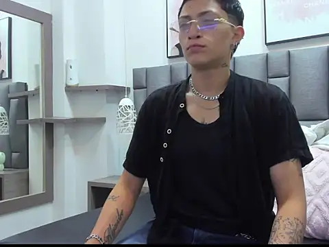 Snapshot of ZoeKrug chatting on March 14, 2026, 12:00 pm ZoeKrug online show from March 14, 2026, 12:00 pm