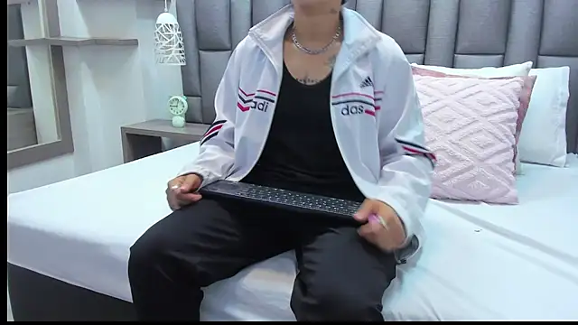 Snapshot of ZoeKrug chatting on March 18, 2026, 12:19 pm ZoeKrug online show from March 18, 2026, 12:19 pm