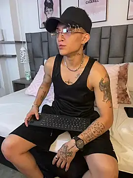 Snapshot of ZoeKrug chatting on March 27, 2026, 12:28 pm ZoeKrug online show from March 27, 2026, 12:28 pm