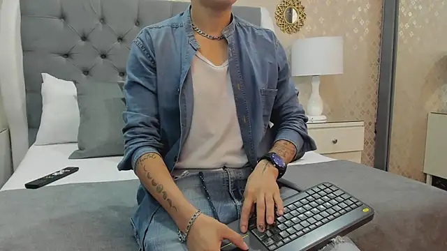 ZoeKrug online show from September 12, 2025, 12:16 pm