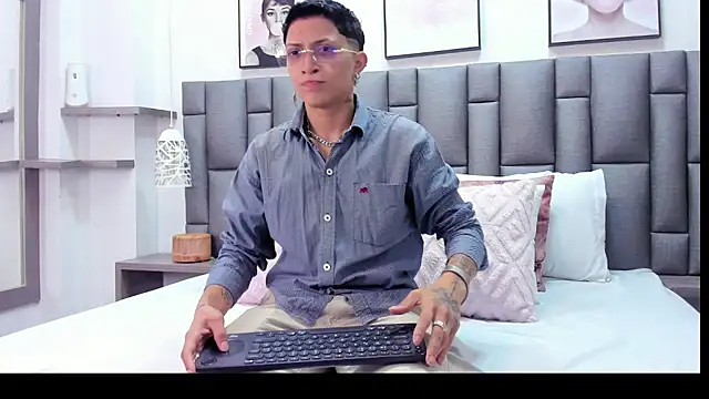 Snapshot of ZoeKrug chatting on March 7, 2026, 12:10 pm ZoeKrug online show from March 7, 2026, 12:10 pm