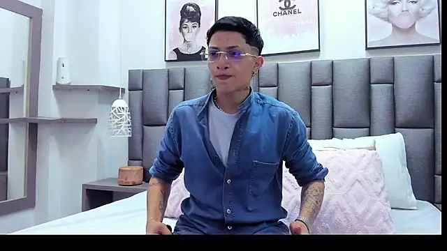 Snapshot of ZoeKrug chatting on March 5, 2026, 12:24 pm ZoeKrug online show from March 5, 2026, 12:24 pm