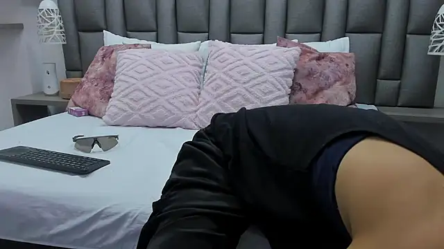 Snapshot of ZoeKrug chatting on February 23, 2026, 12:28 pm ZoeKrug online show from February 23, 2026, 12:28 pm