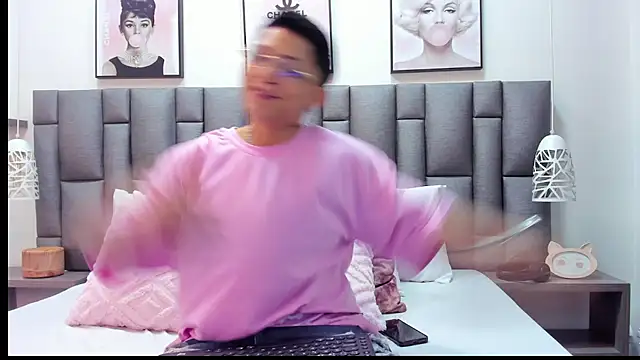 Snapshot of ZoeKrug chatting on March 10, 2026, 12:20 pm ZoeKrug online show from March 10, 2026, 12:20 pm