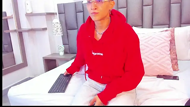 Snapshot of ZoeKrug chatting on March 17, 2026, 12:30 pm ZoeKrug online show from March 17, 2026, 12:30 pm