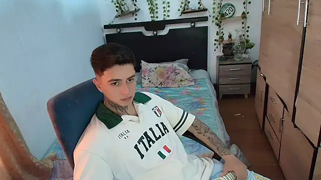 Snapshot of santii_ss chatting on August 7, 2026, 4:57 pm santii ss online show from August 7, 2026, 4:57 pm