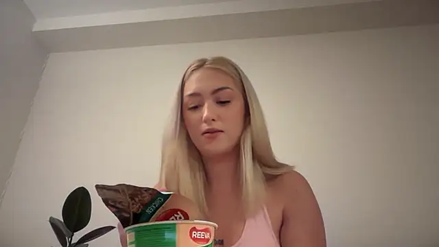 Kitty Swetty online show from December 15, 2025, 10:59 pm