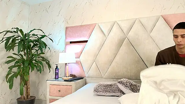 Zoelucas online show from March 14, 2026, 11:49 am