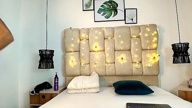 Zoelucas online show from December 5, 2025, 12:04 pm