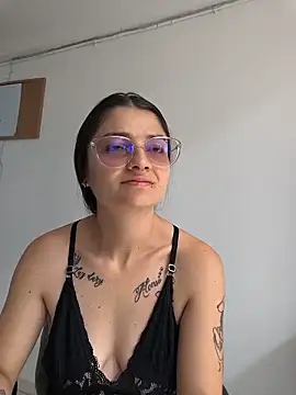 Coralinne   online show from May 25, 2026, 4:38 pm
