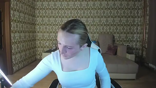 Vi Luxy online show from May 8, 2026, 2:04 am