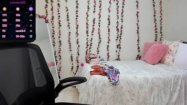 MariamCastiblanco online show from December 4, 2025, 2:27 pm