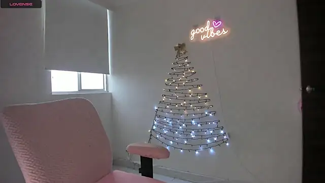 Esmeralda Sims online show from December 1, 2025, 9:59 pm