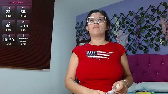 Snapshot of Sophie-Hot- chatting on April 7, 2026, 10:17 am Sophie-Hot- online show from April 7, 2026, 10:17 am