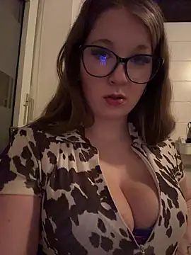 SweetTeenGirl online show from November 12, 2025, 3:05 pm