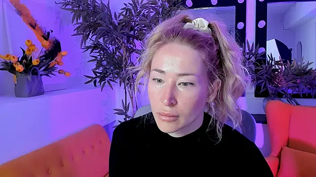 Snapshot of AstraMonroe chatting on September 25, 2025, 1:33 am AstraMonroe online show from September 25, 2025, 1:33 am