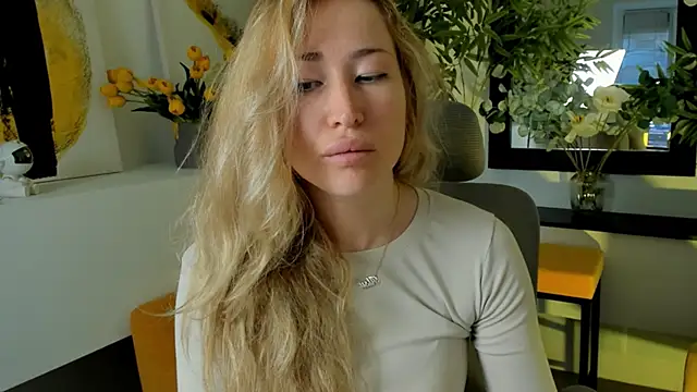 Snapshot of AstraMonroe chatting on October 8, 2025, 7:43 am AstraMonroe online show from October 8, 2025, 7:43 am