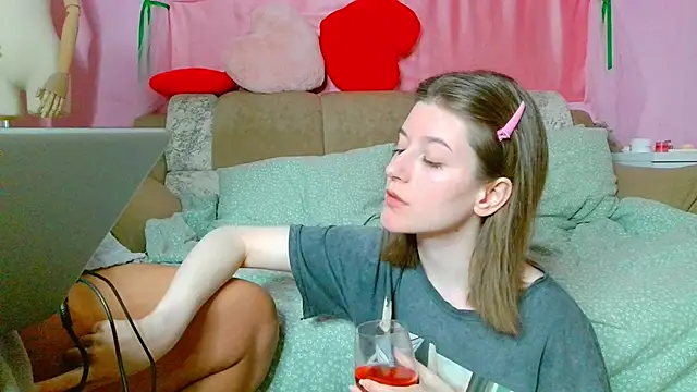 Marinaxmonroe online show from May 7, 2026, 3:04 pm