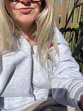 SuzieSub online show from April 29, 2026, 9:24 am
