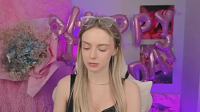 Snapshot of JuliaBrewwer chatting on September 15, 2025, 12:05 pm JuliaBrewwer online show from September 15, 2025, 12:05 pm