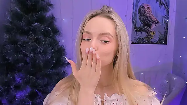 Snapshot of JuliaBrewwer chatting on December 18, 2025, 1:37 pm JuliaBrewwer online show from December 18, 2025, 1:37 pm