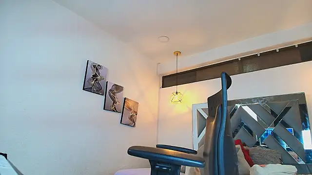 Snapshot of Rossi_ss1 chatting on February 7, 2026, 4:09 am Rossi ss1 online show from February 7, 2026, 4:09 am