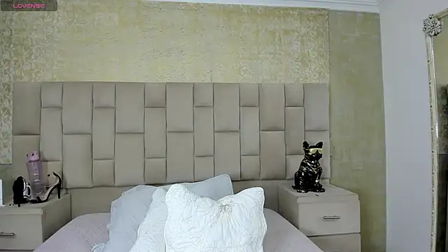 cloesummerr  online show from November 11, 2025, 2:34 pm