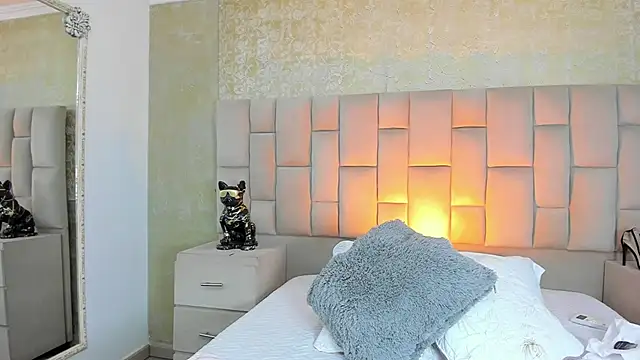 cloesummerr  online show from November 25, 2025, 1:22 pm