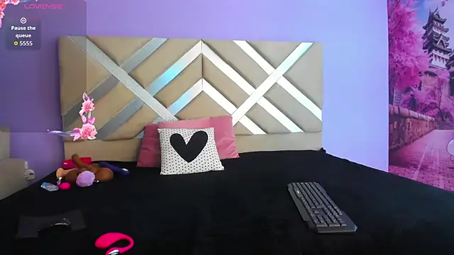 tiana rosse  online show from September 18, 2025, 12:08 pm