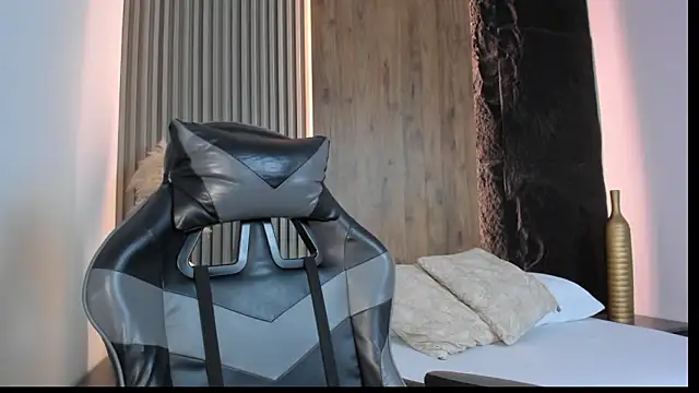 evelin lopezz online show from February 24, 2026, 2:23 am