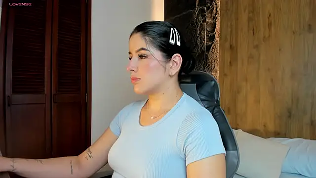 evelin lopezz online show from October 4, 2025, 2:13 am