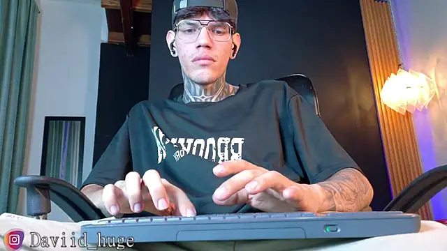 Snapshot of david_huge chatting on August 4, 2026, 1:21 am david huge online show from August 4, 2026, 1:21 am